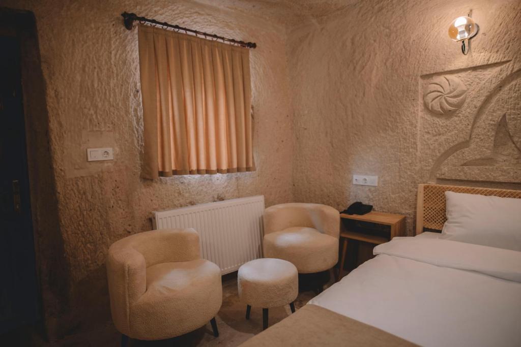 Postel nebo postele na pokoji v ubytování DAPHNE CAVE HOTEL