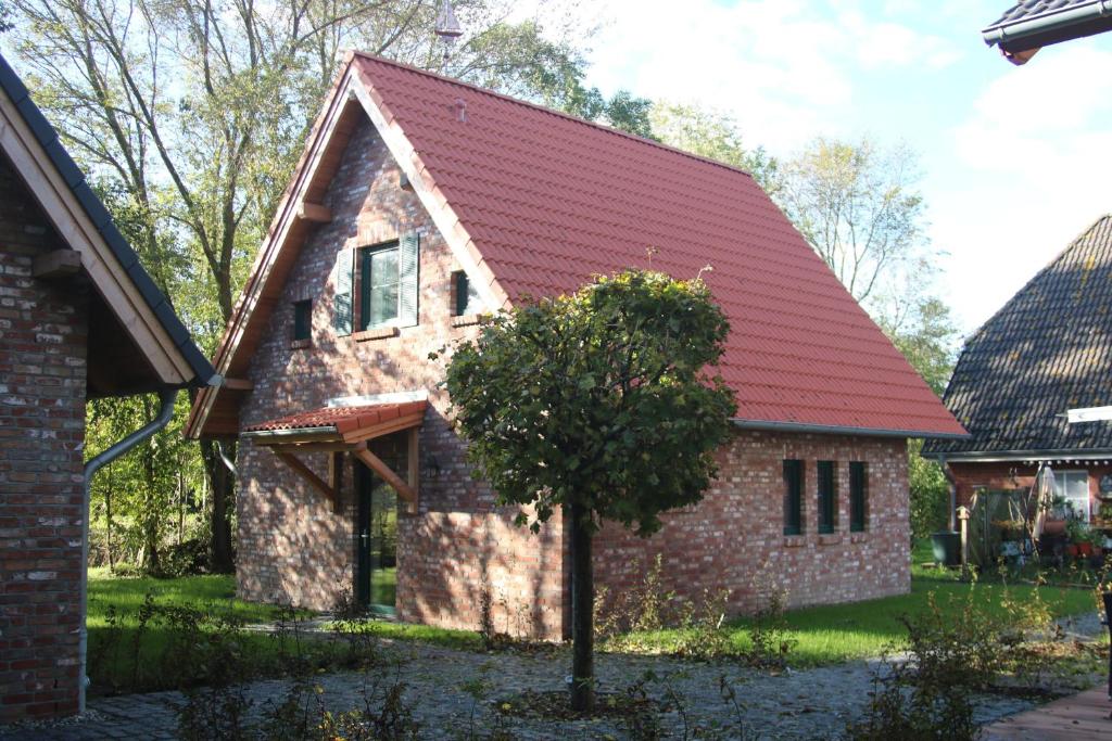 a small brick house with a red roof at Ferienhaus Lee in Pellworm