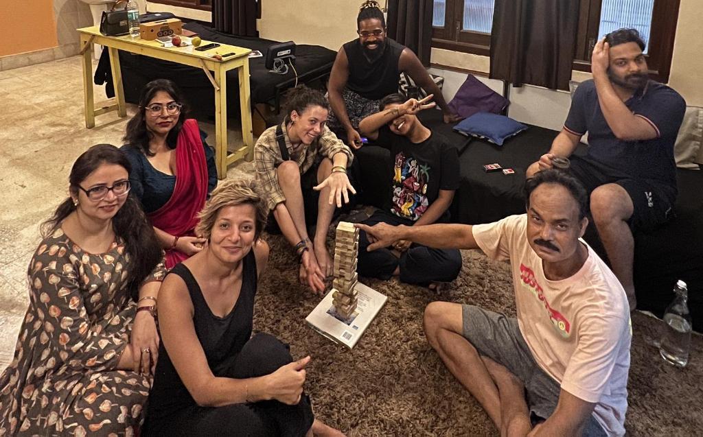 eine Gruppe von Personen, die in einem Wohnzimmer sitzen in der Unterkunft Guten Tag Kolkata in Kalkutta