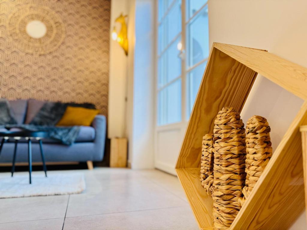 a wooden box filled with mushrooms in a living room at Chaleureux T2 proche gare in Bourgoin