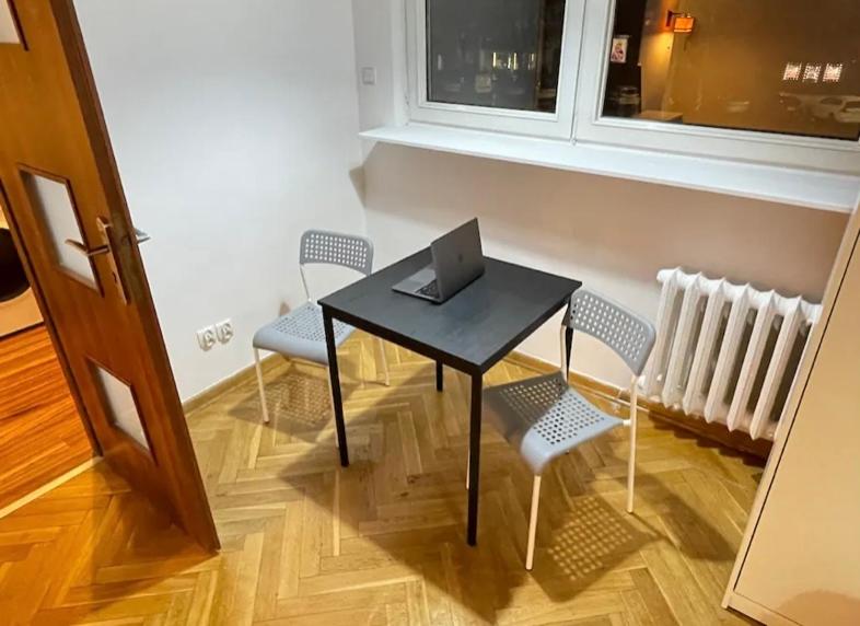 un tavolo nero con sedie e un computer portatile di Atsipalaiduok Pas Mus a Vilnius