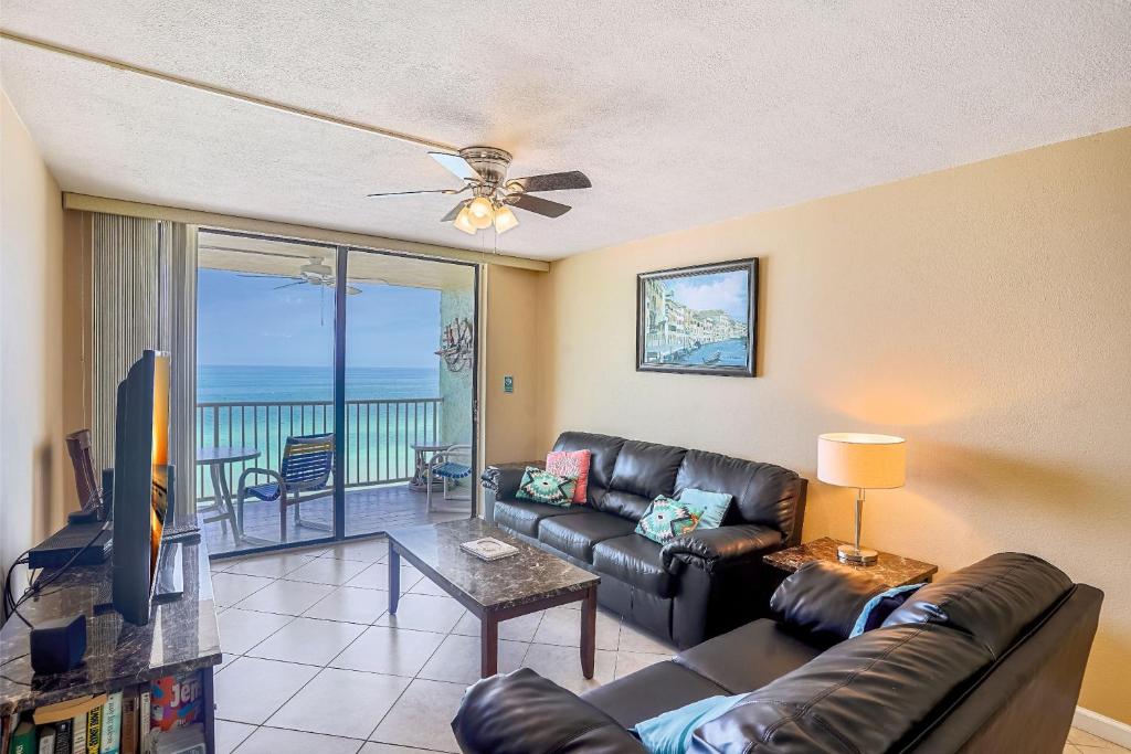 un soggiorno con divano e TV di Sand Castle1 804 a Clearwater Beach