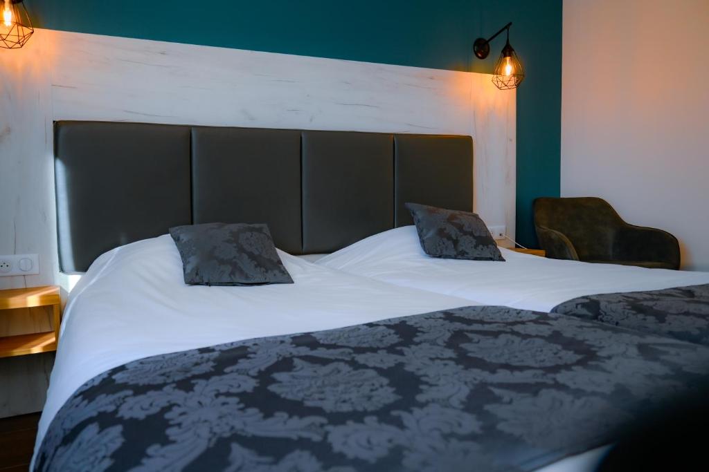 Postel nebo postele na pokoji v ubytování Logis Clermotel - Hôtel & Restaurant