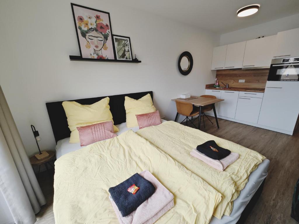um quarto com uma cama grande e toalhas em CASA FRIDA-Zentral-Outlet-Aufzug-Stylisch-Unique em Metzingen