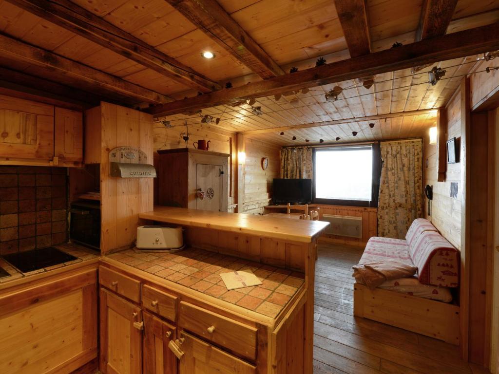 uma cozinha num camarote com paredes e pisos em madeira em Appartement Plagne Aime 2000, 2 pièces, 6 personnes - FR-1-181-2567 em Aime La Plagne