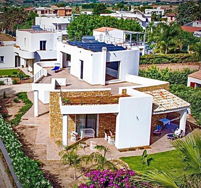 - une vue aérienne sur une grande maison blanche dans l'établissement Villa Cossyra, à Porto Palo