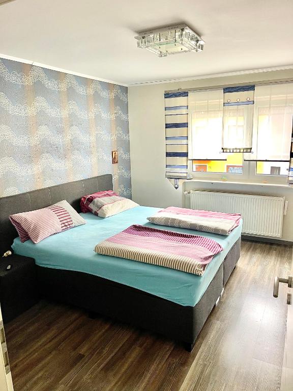 1 Schlafzimmer mit 2 Betten in einem Zimmer in der Unterkunft Gemütliche Oase in Fürth