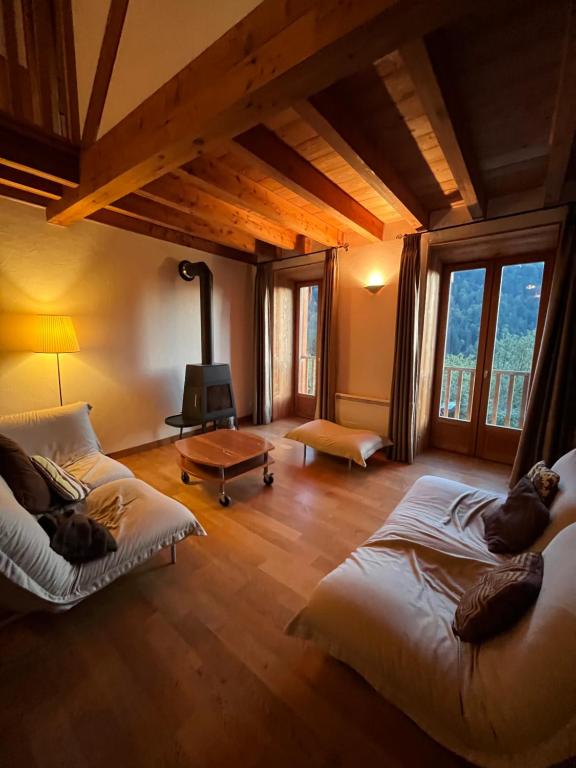 Cette grande chambre comprend deux lits et une cheminée. dans l'établissement Apartment Belledonne 3 minutes from Alpe d Huez Grand Domaine via Oz en Oisans, à Oz