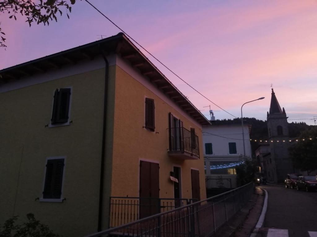 uma vista para uma rua com um edifício e uma igreja em La Casa di Emma em Sestola