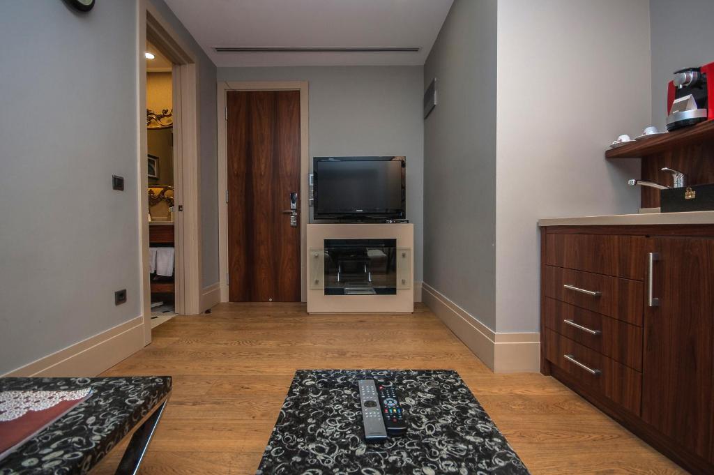 Uma TV ou centro de entretenimento em The Story Hotel Pera