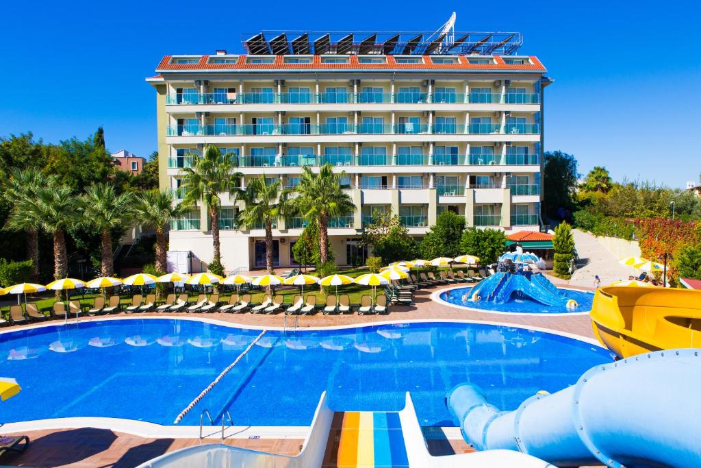 Kolam renang di atau dekat dengan Gardenia Beach Hotel