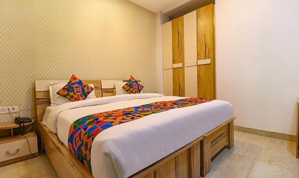 1 dormitorio con 1 cama grande en una habitación en FabHotel The Royal Oak en Gurgaon
