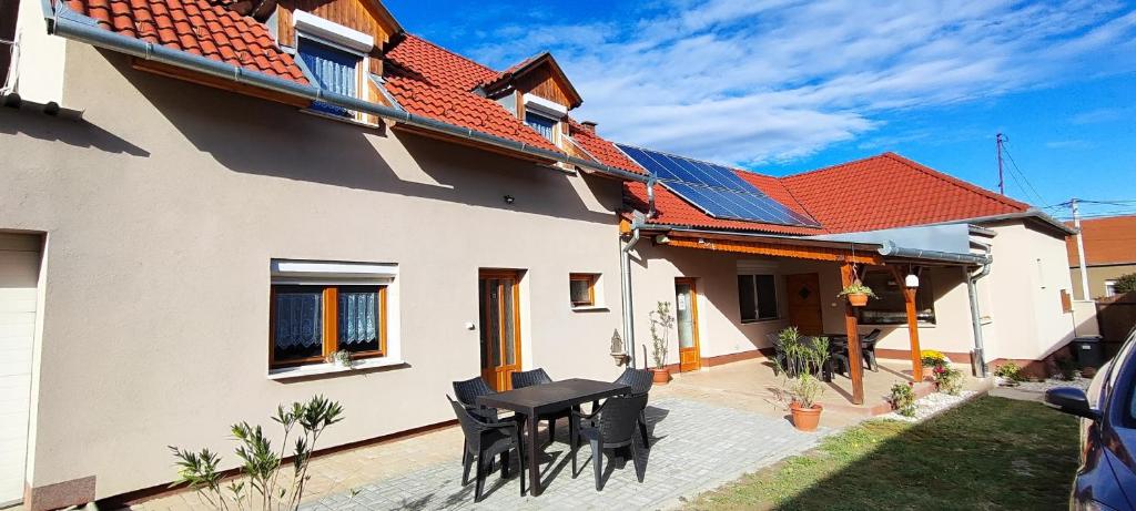 una casa con paneles solares en el techo en Andika Apartman Szajk, en Szajk