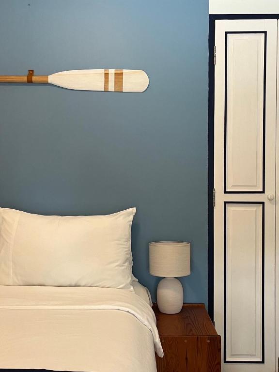 Postel nebo postele na pokoji v ubytování Nautical Home & Seashell House B&B