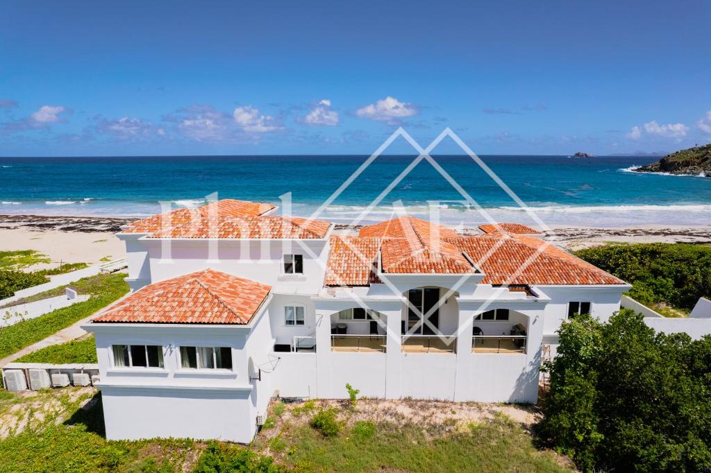 widok z powietrza na biały dom z pomarańczowymi dachami w obiekcie 10 bed-rooms luxury BEACH VILLA w mieście Guana Bay