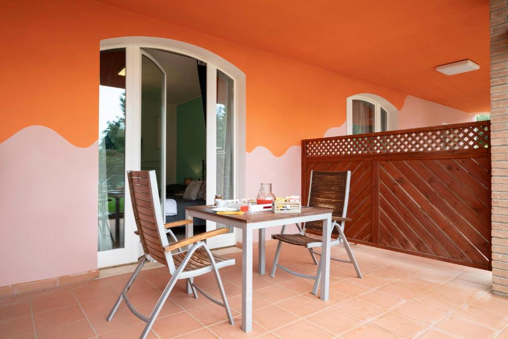a dining room with a table and chairs at Ombra Verde Residence e B&B in Follonica