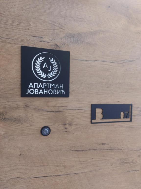 Certificado, premio, señal o documento que está expuesto en DivčiNova B7 Jovanovic