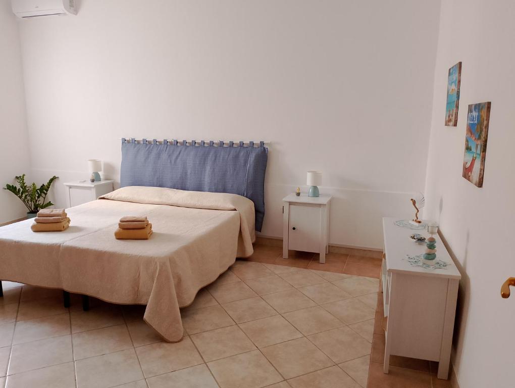sypialnia z łóżkiem i dwoma ręcznikami na nim w obiekcie Lina's Sweet Home w Syrakuzach