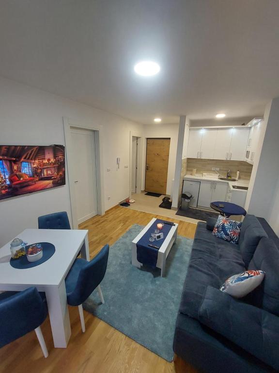 una sala de estar con un sofá y una mesa en DivčiNova B7 Jovanovic, en Divčibare