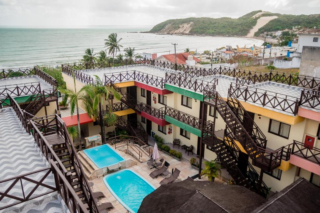 einen Luftblick auf ein Hotel und den Strand in der Unterkunft Apart Hotel Serantes in Natal