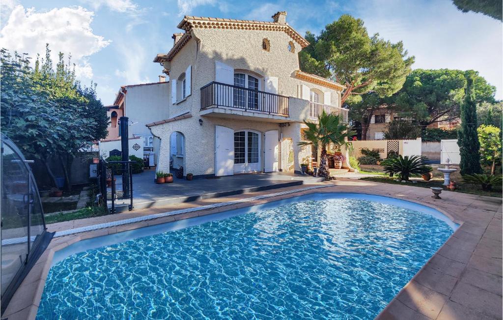 una gran piscina frente a una casa en Amazing Home In Agde With Wi-fi, en Agde