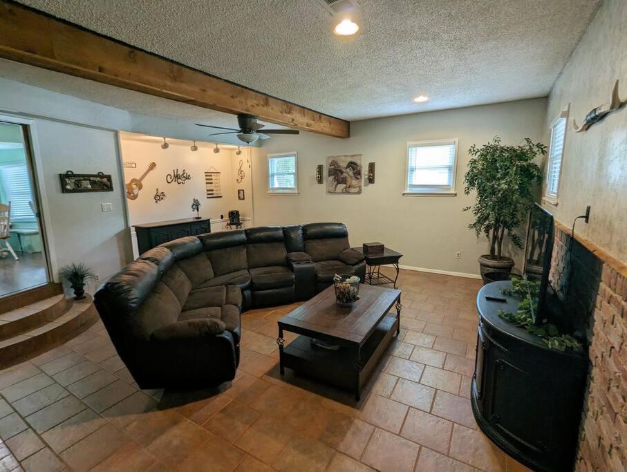 沃思堡的住宿－Cozy Family Home in Texas，客厅配有沙发和桌子