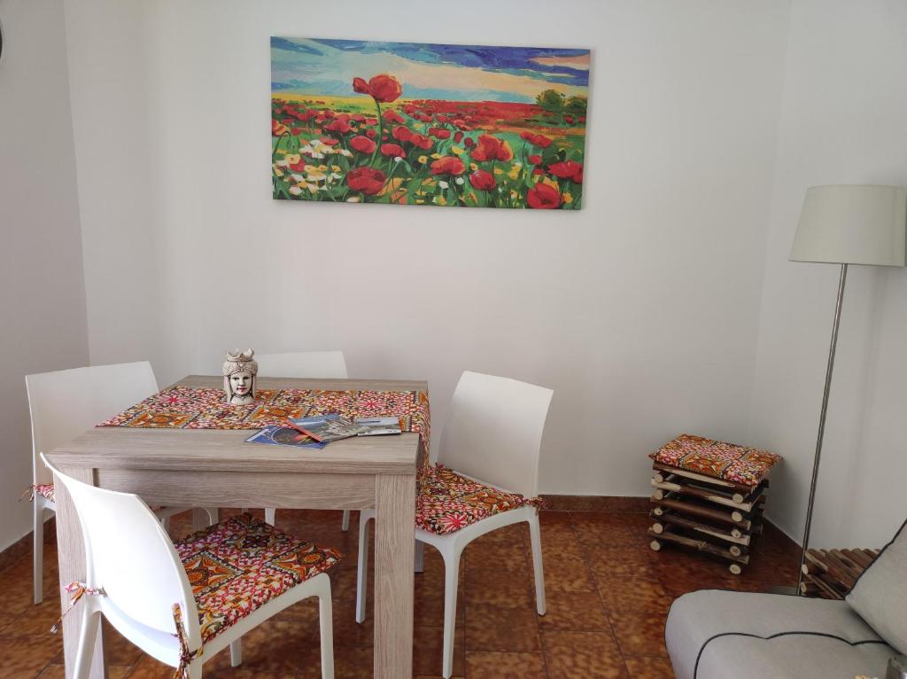 A seating area at The way home Apartment