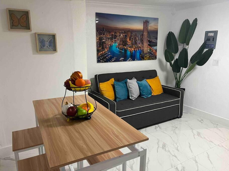 uma sala de estar com um sofá e uma mesa em Charming 2-Room Oasis - Miami em Tamiami
