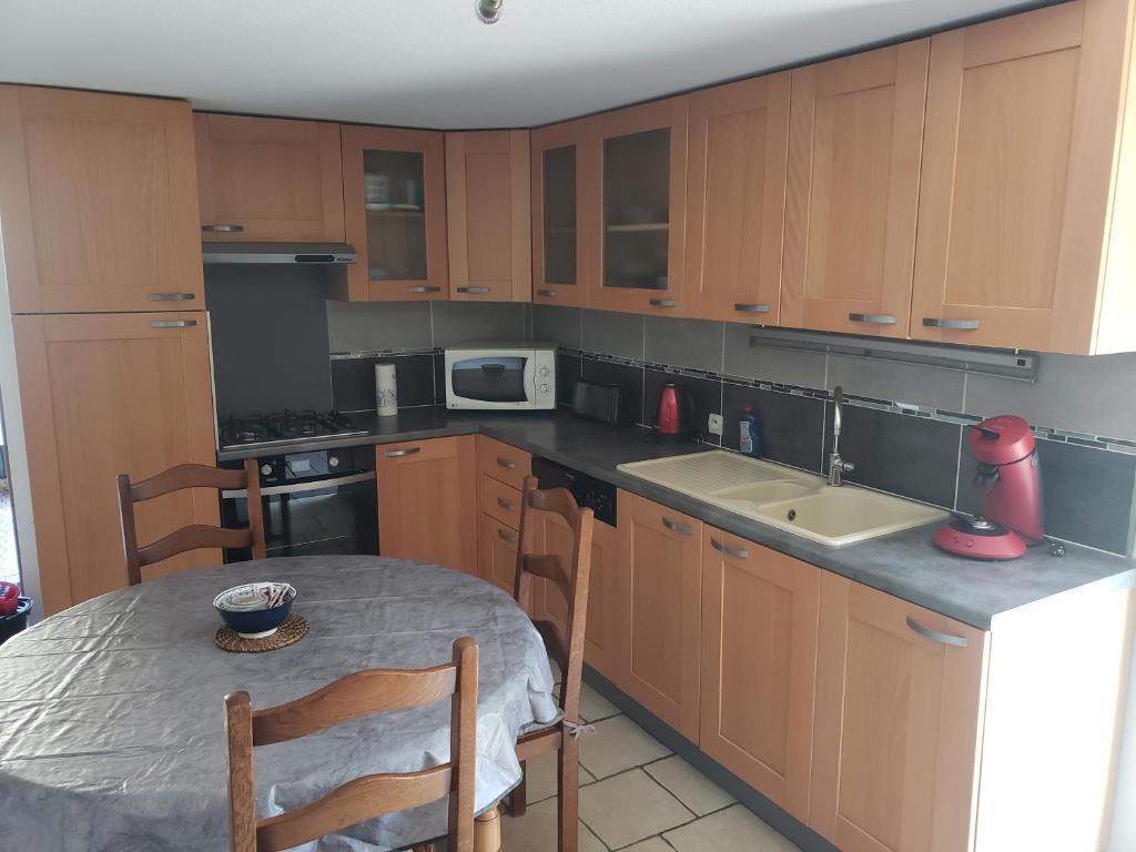 Η κουζίνα ή μικρή κουζίνα στο Appartement T2 chez Seb et Claire