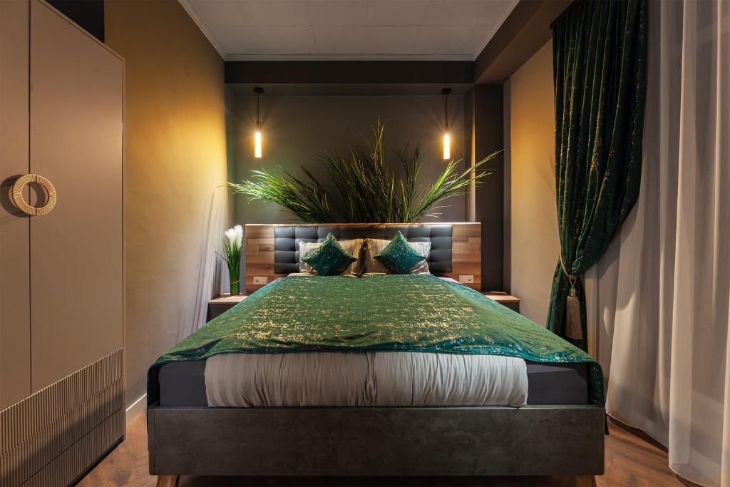 Un dormitorio con una cama con una planta. en Imperial HOME en Sibiu