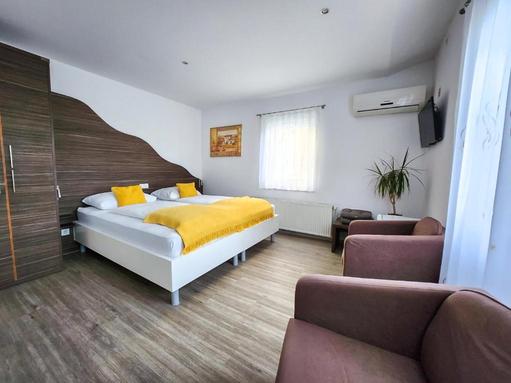 Postel nebo postele na pokoji v ubytování Guest House Mlada lipa