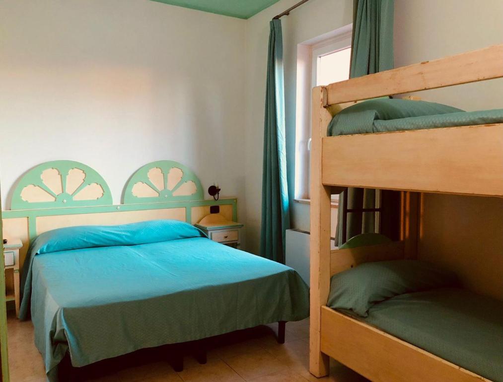 sypialnia z 2 łóżkami piętrowymi i oknem w obiekcie Hotel Villabella w mieście San Bonifacio