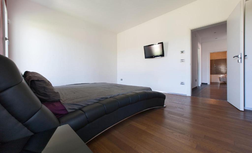 A television and/or entertainment centre at Villa Daiana by Perle di Puglia