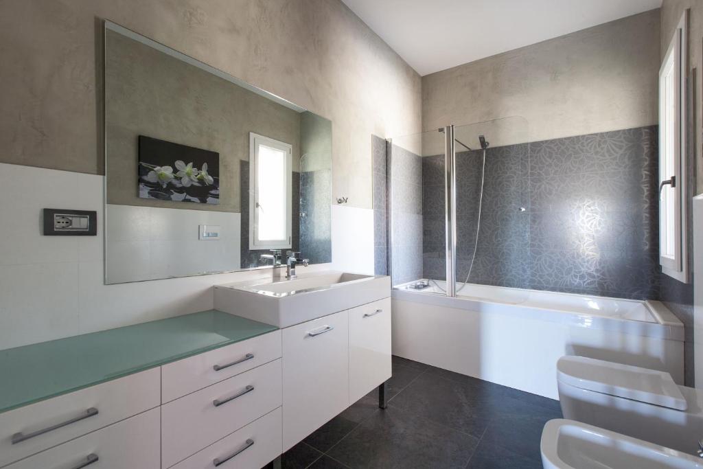 A bathroom at Villa Daiana by Perle di Puglia