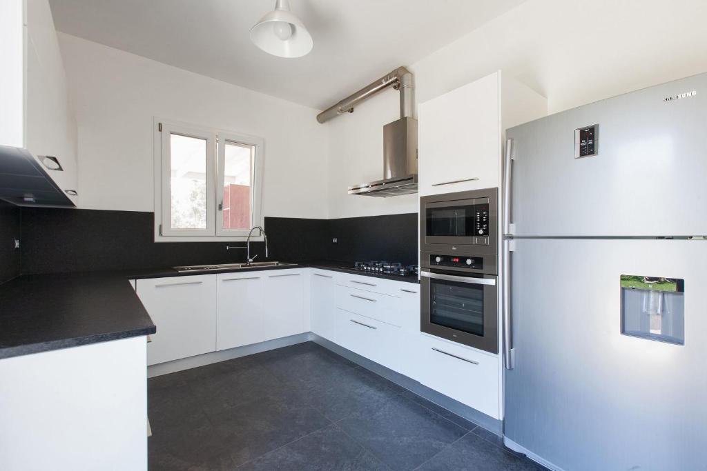 A kitchen or kitchenette at Villa Daiana by Perle di Puglia