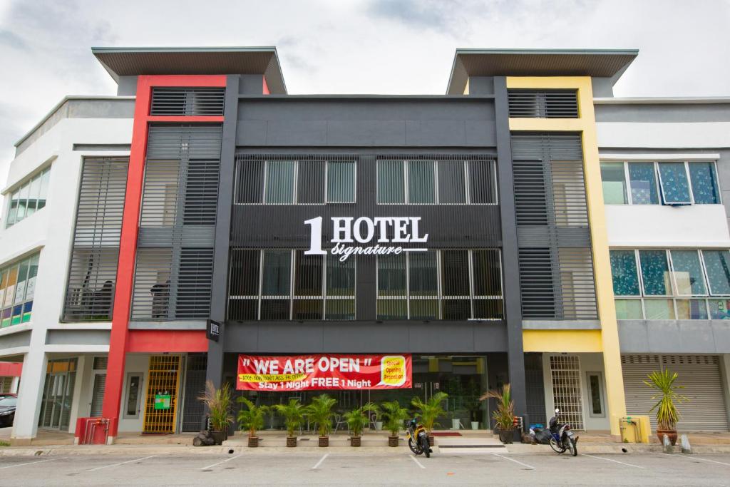 un hotel con un cartello sulla parte anteriore di 1 Hotel Signature a Port Dickson