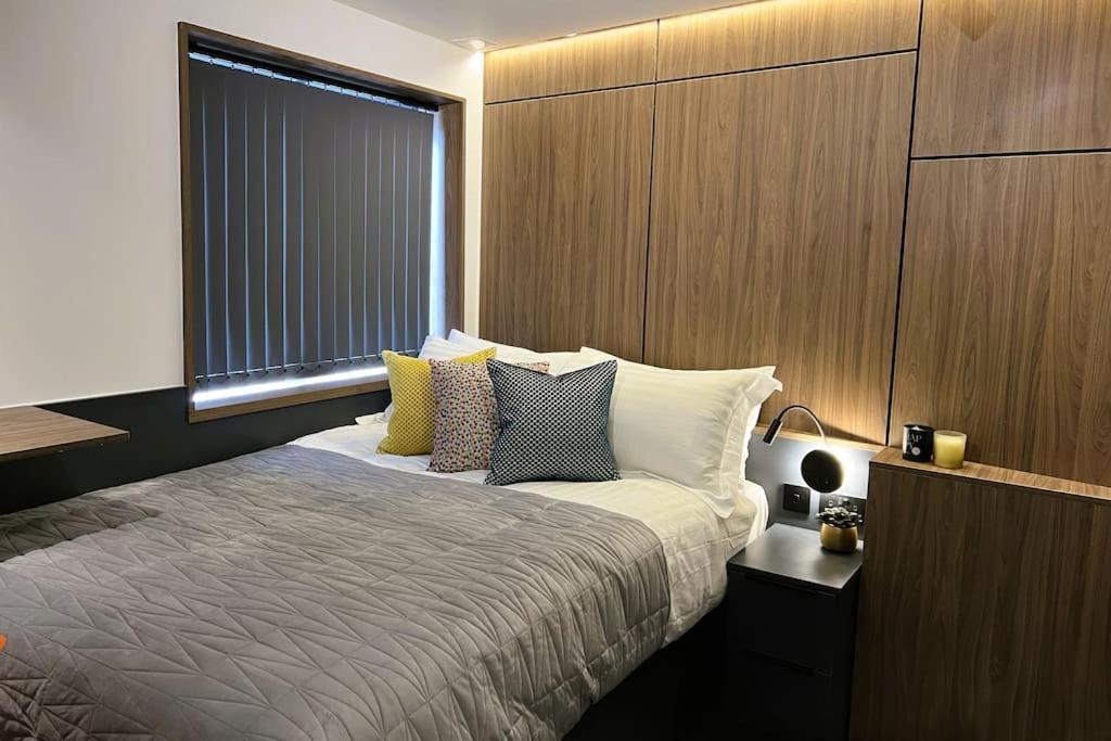 Un dormitorio con una cama grande y una ventana en Deluxe 1 Bed Studio 4A near Royal Infirmary & DMU en Leicester
