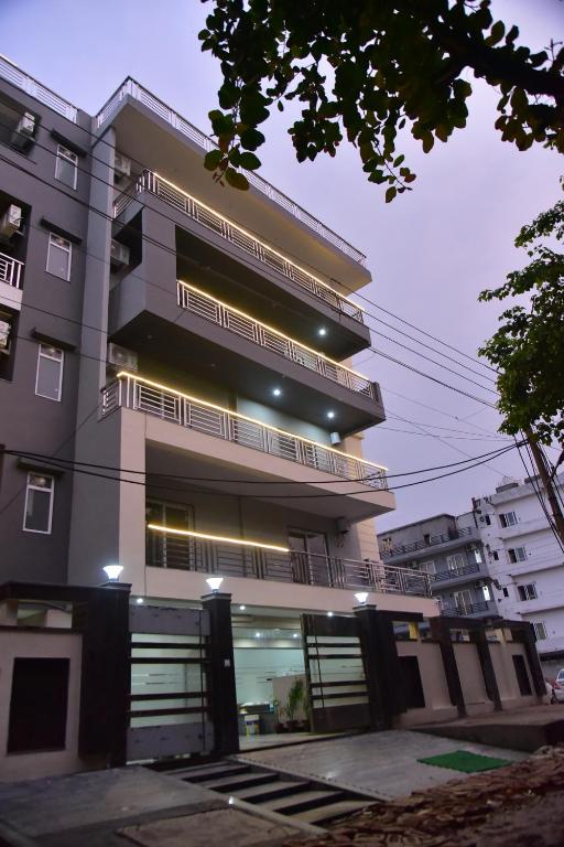 un edificio alto con luces en el costado. en Hotel Wedlock Premium Medanta en Gurgaon