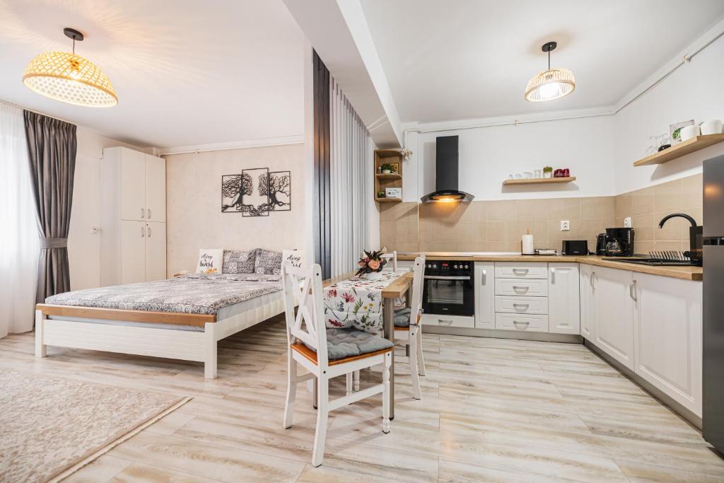 Olivia's Home في سيبيو: مطبخ مع سرير وطاولة وكراسي