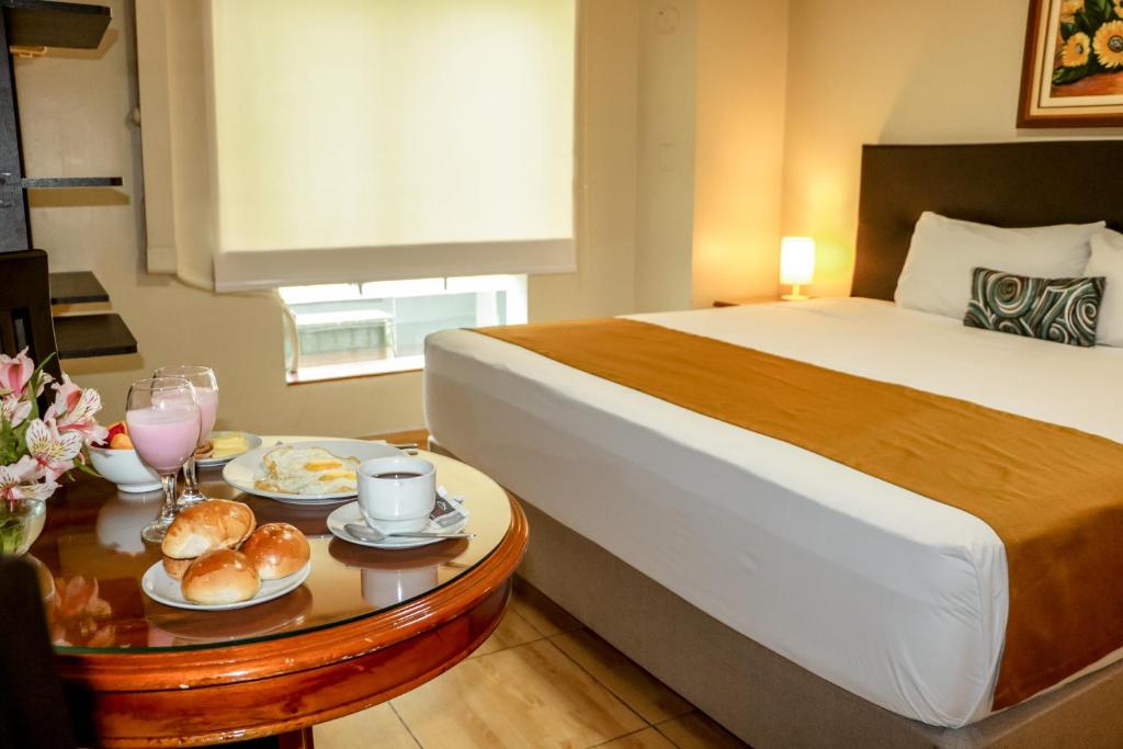 Postel nebo postele na pokoji v ubytování Epiqus Hotel