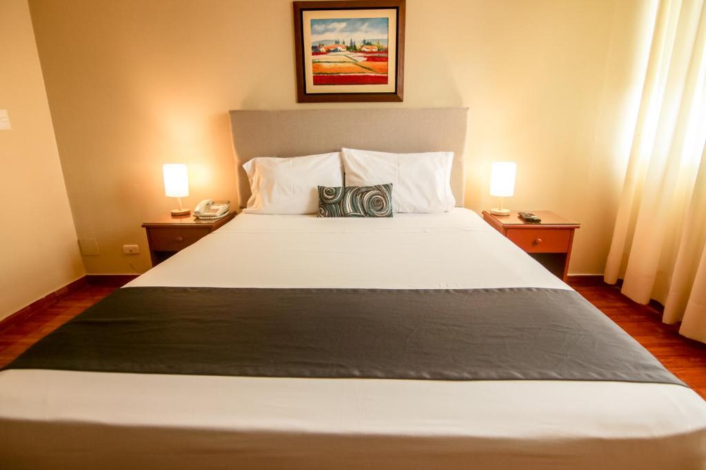 Postel nebo postele na pokoji v ubytování Epiqus Hotel