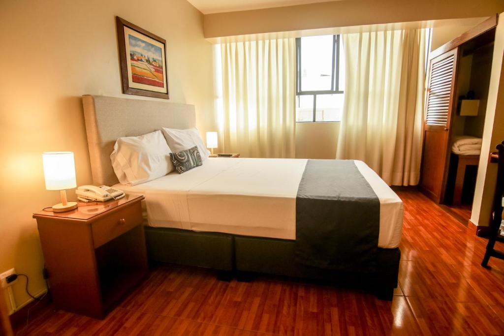 Postel nebo postele na pokoji v ubytování Epiqus Hotel
