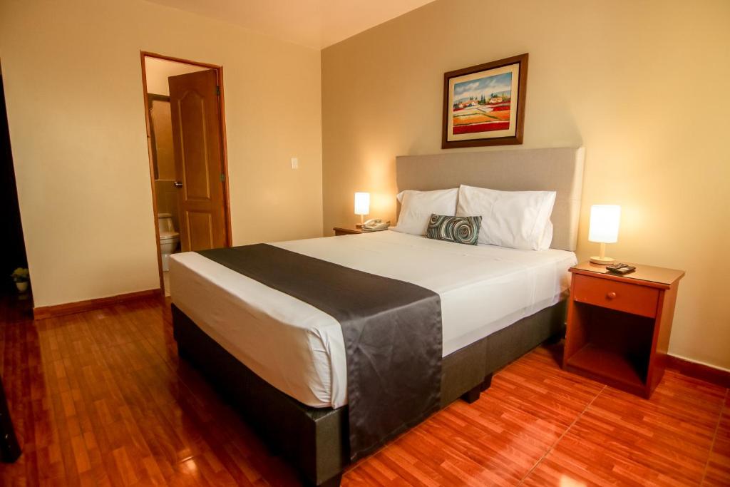 Postel nebo postele na pokoji v ubytování Epiqus Hotel