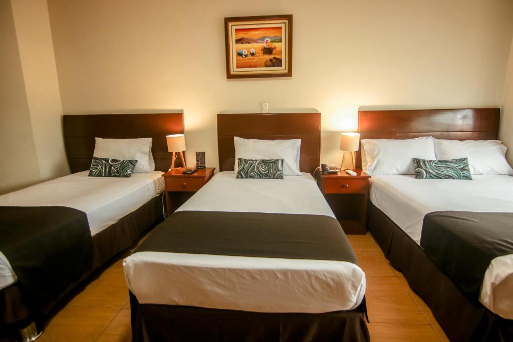 Postel nebo postele na pokoji v ubytování Epiqus Hotel