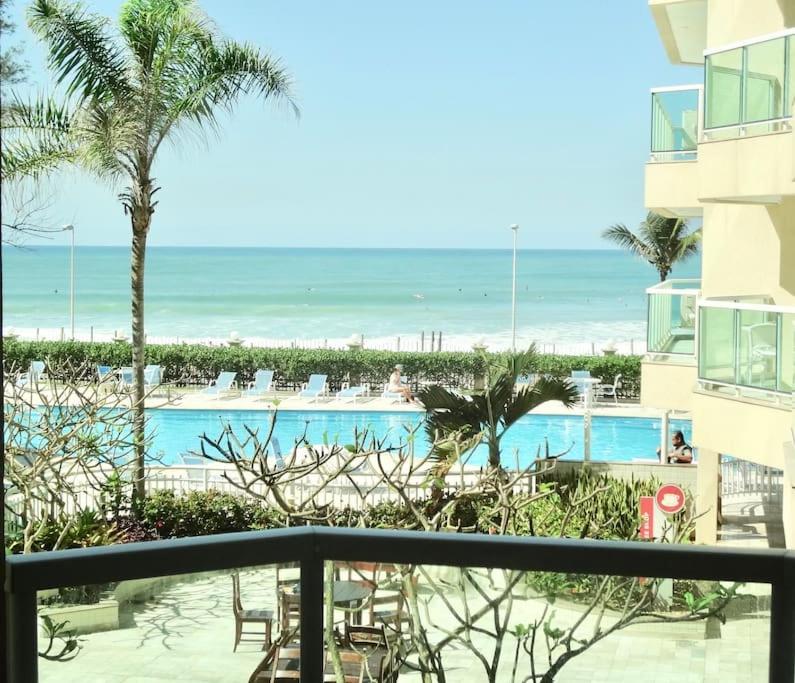 ein Blick auf den Strand vom Balkon eines Resorts in der Unterkunft Ninho de Gaivotas 1 - O Resort ! in Rio de Janeiro