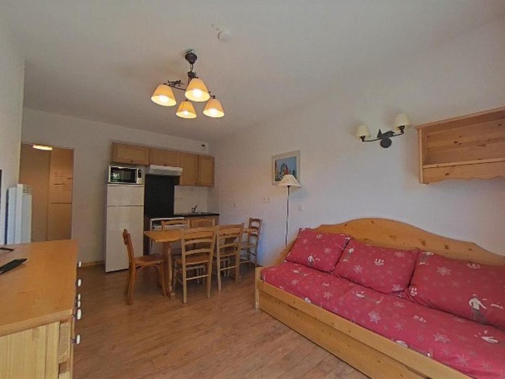 un salon avec un canapé rouge et une cuisine dans l'établissement 2 pièces cabine à Orcières Merlette, piscine et parking inclus - FR-1-636-38, à Orcières