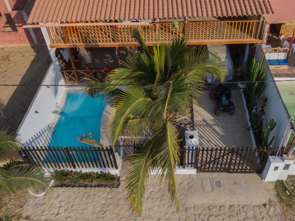 una vista aérea de una palmera junto a una piscina en Salv lodge casa frente al mar en Zorritos