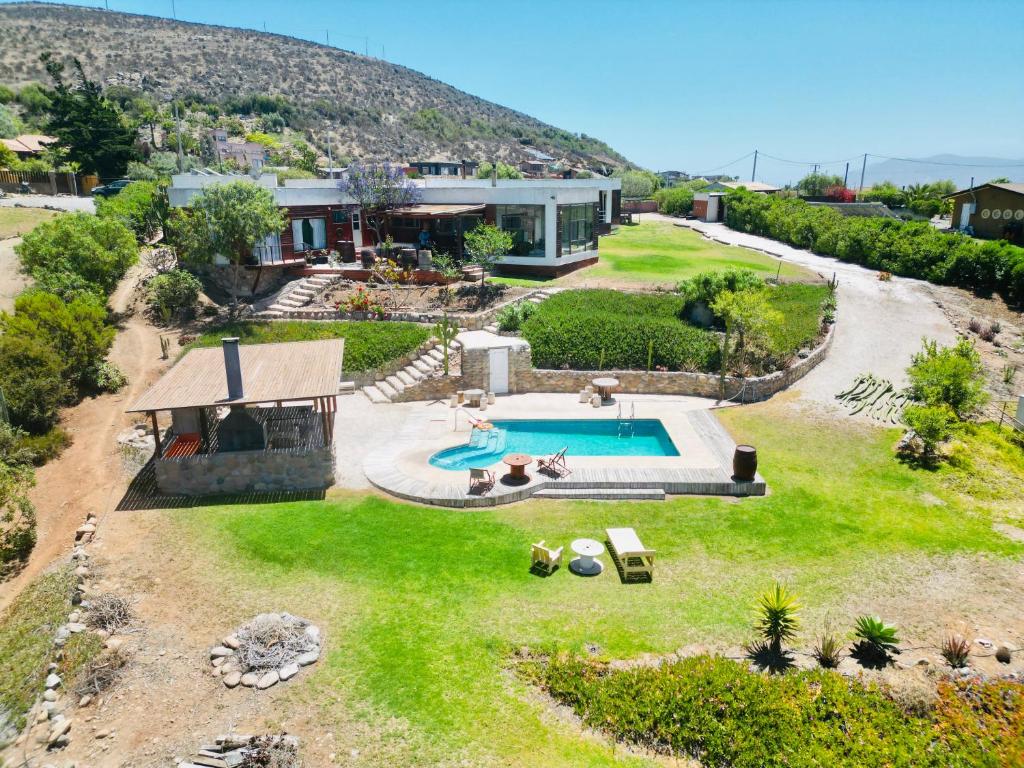 eine Luftansicht eines Hauses mit Pool in der Unterkunft HERMOSA Y MODERNA CASA VACACIONAL in La Serena