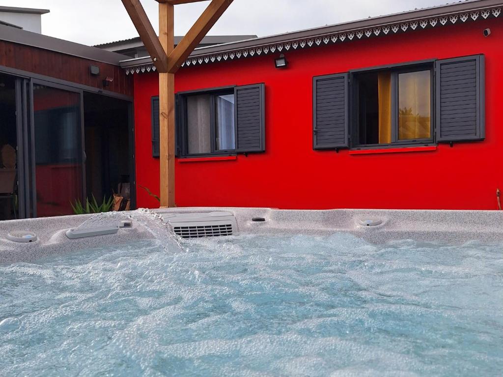 Bazén v ubytování Villa Le Cyprès classée 4 Etoiles billard, piscine et jacuzzi nebo v jeho okolí