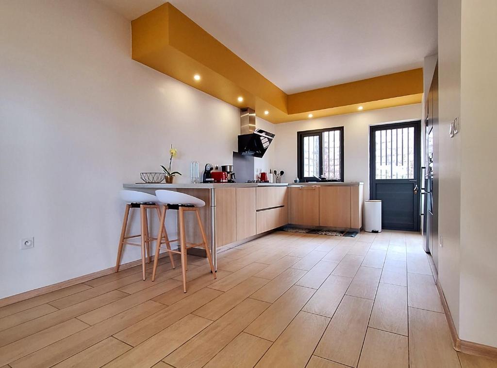 Kuchyň nebo kuchyňský kout v ubytování Villa Le Cyprès classée 4 Etoiles billard, piscine et jacuzzi